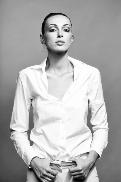 Довольно стильная женщина в белой рубашке — стоковое фото