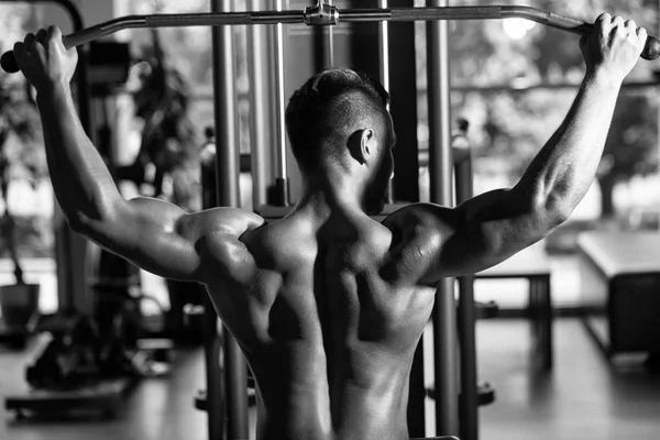 Allenamento muscolare dell'uomo in palestra — Foto Stock