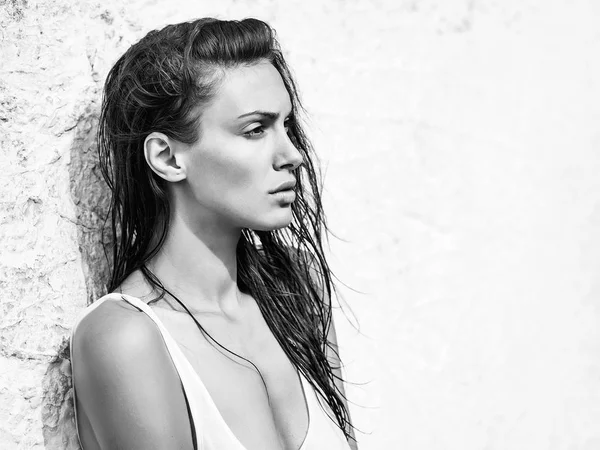 kadın beyaz duvar arka plan üzerinde