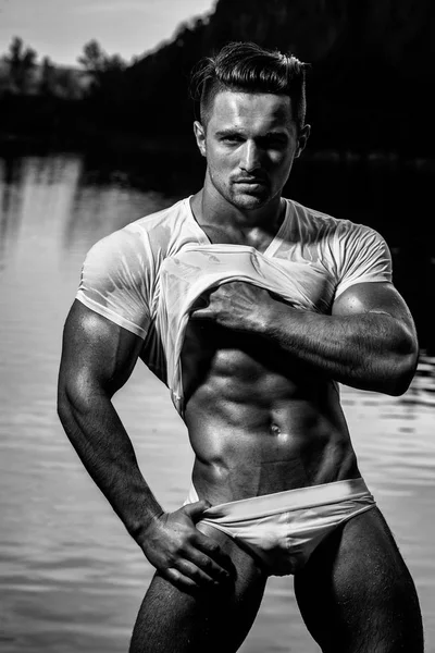 Seksowny muskularny mężczyzna — Zdjęcie stockowe