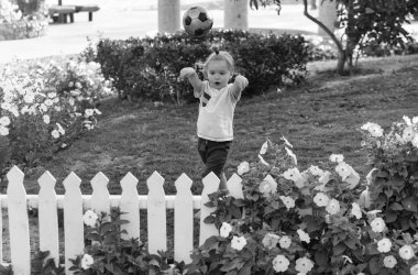 Renkli topu atma şirin mutlu bebek çocuk heyecanlı