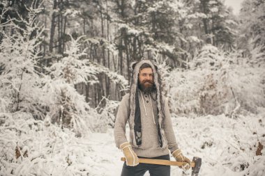Adam oduncu balta ile termal ceketli.