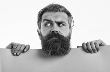 ciddi sakallı adam hipster yeşil kağıt üzerinde beyaz izole ile