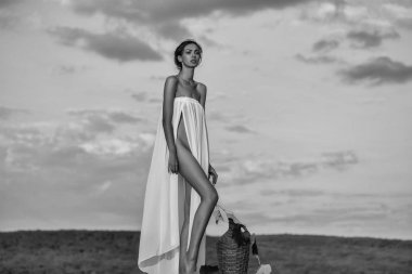 gökyüzü üzerinde şarap ile güzel kadın