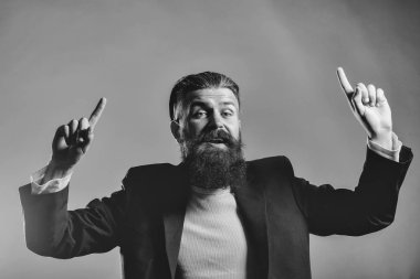 Ceketli sakallı yakışıklı adamı