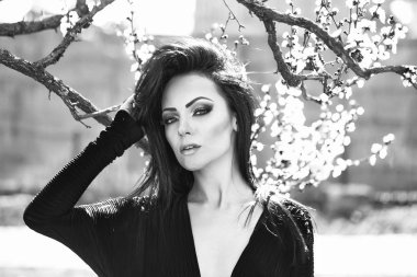 Bahar çiçeği kadınla