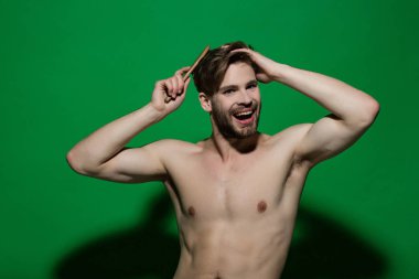 Seksi gövde, sakal, saç kesimi ile mutlu maço