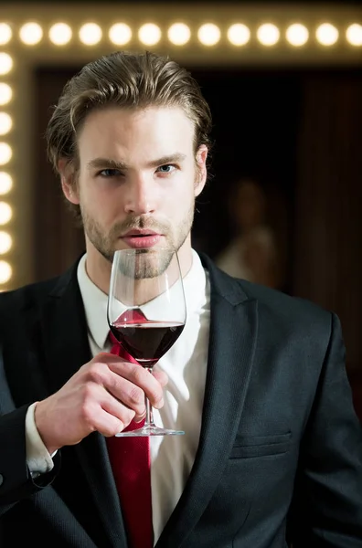 Az ember vagy az üzletember ragaszkodik bor üveg, ülés, és pihenjen — Stock Fotó