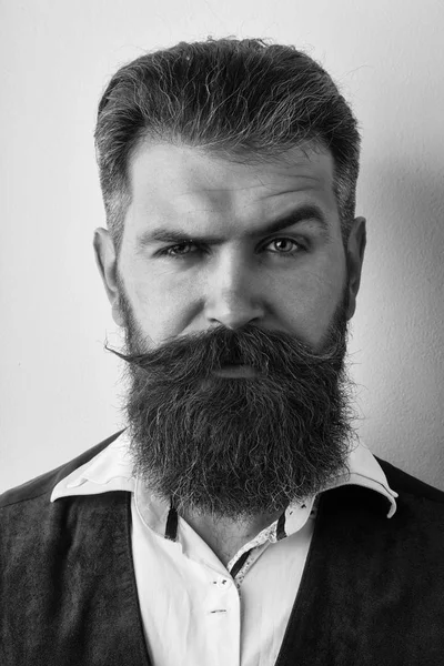 Homme barbu, brutal caucasien hipster avec le visage sérieux — Photo