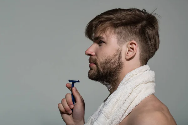 Guy with bearded face profile with razor and towel — Stock Photo, Image