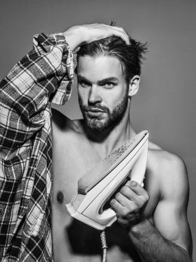 Demir ile seksi gömleksiz adam