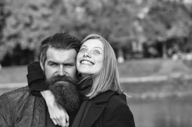 Sonbahar parkında genç bir çift