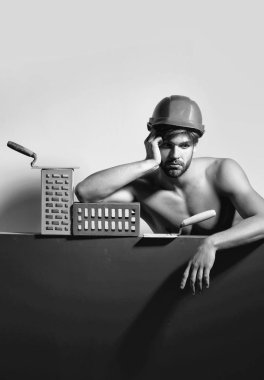 Seksi kaslı erkek yapıcı.