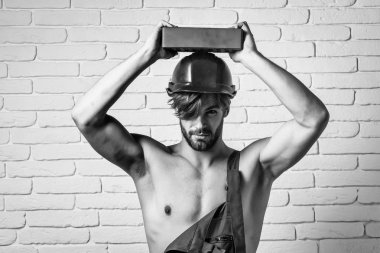 Seksi kaslı erkek yapıcı.