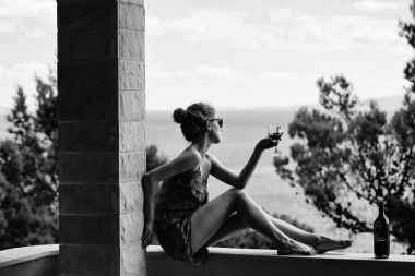 kadehinin balkonda kadınla