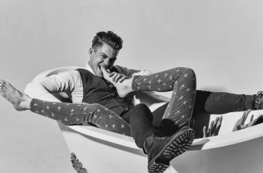 mutlu bir adam ya da kadın bacaklar banyo ısırma işadamı