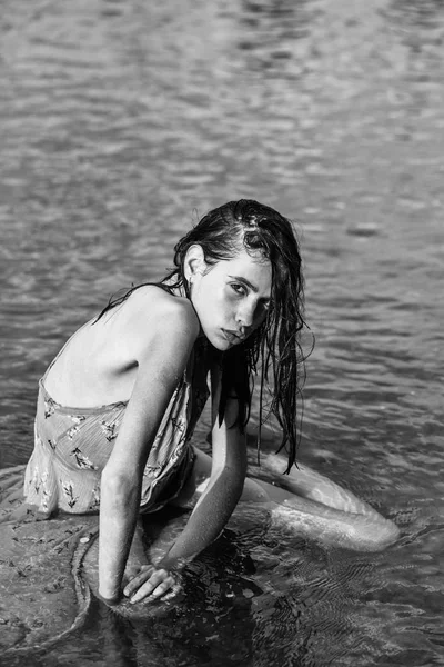 Pretty girl in water — Stock Photo, Image