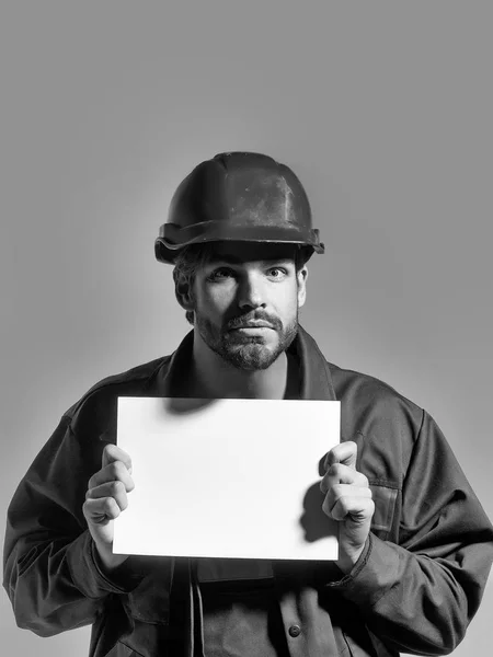 El hombre sorprendido guarda papel en blanco —  Fotos de Stock