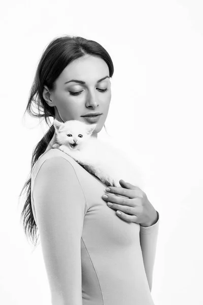 Jolie femme avec chaton isolé — Photo