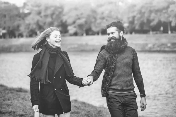 Jovem casal no parque de outono — Fotografia de Stock