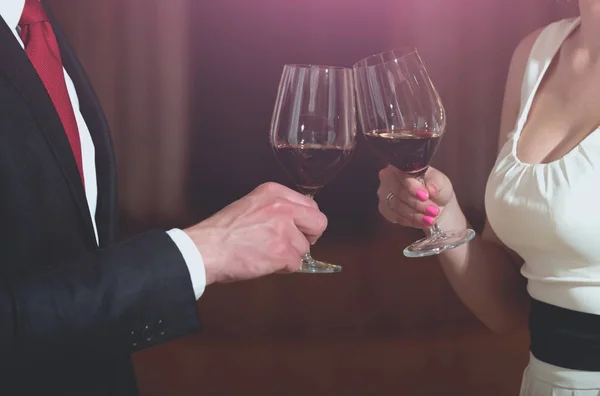 カップルぶち込めグラス赤ワインで乾杯 — ストック写真
