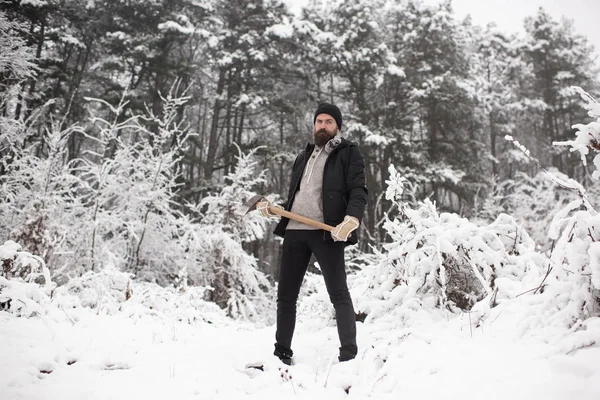 男子樵夫在热夹克与斧头 旅游和冬季休息 有胡子的男子在白雪皑皑的森林斧头 冬天的胡子护理 冬天的胡须温暖 — 图库照片