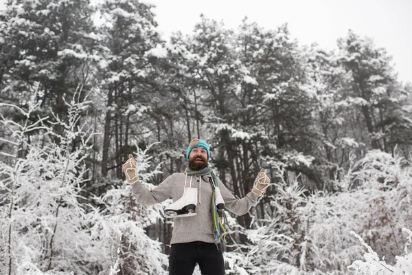 Temperatura Congelamento Frio Queda Neve Homem Barbudo Com Patins Floresta — Fotografia de Stock