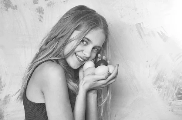 Счастливая Пасхальная Девушка Красочными Окрашенными Яйцами Руках Абстрактном Фоне Имеет — стоковое фото
