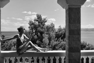 Şarap kadehi ile güzel kadın