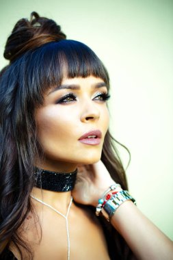 Uzun esmer saç kadınla