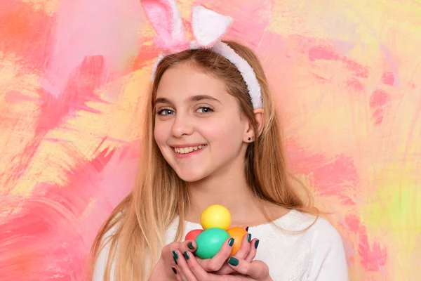 Красочные Окрашенные Пасхальные Яйца Традиционная Весенняя Праздничная Еда Счастливая Девушка — стоковое фото