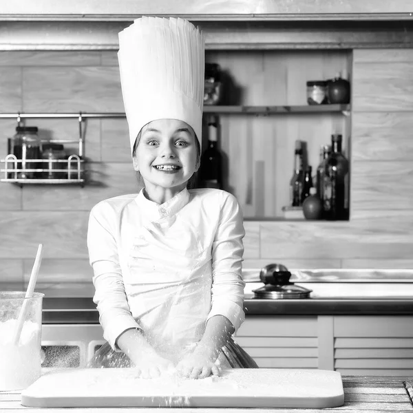 Sorrindo menina fazendo massa — Fotografia de Stock