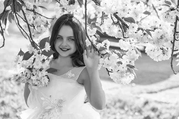 Çiçeği küçük gülümseyen kız