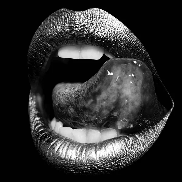 Labios con lengua sobre negro —  Fotos de Stock