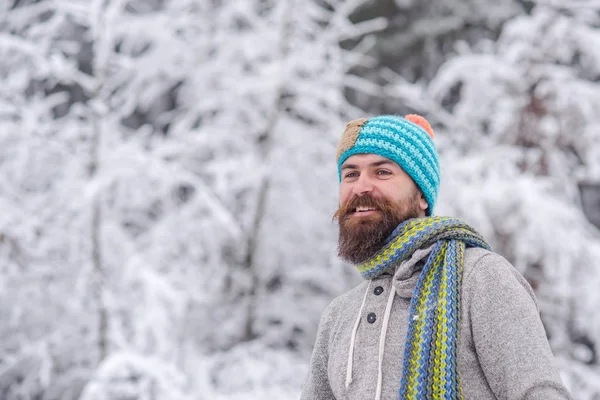 Hombre barbudo sonrisa en el bosque nevado — Foto de Stock