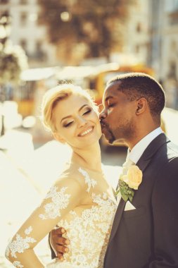 Mutlu Afrika kökenli Amerikalı damat ve sevimli gelin sokakta yürüme