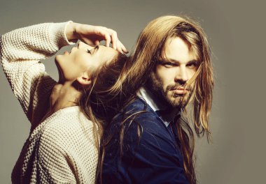 Dağınık saçlı genç Çift