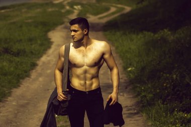 kaslı adam açık bir çanta