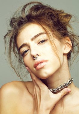 Çıplak omuz ile güzel kız
