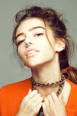 Metalik zinciri ile güzel kız