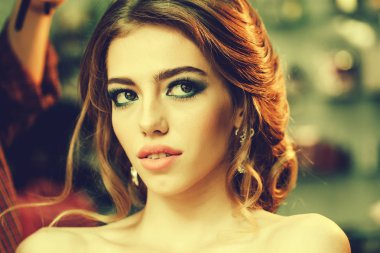 Genç kadın ile yüz ve şık saç modeli closeup güzel makyaj
