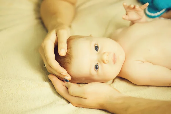 Bebé en pañal — Foto de Stock