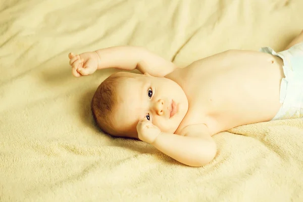 Baby i blöja — Stockfoto