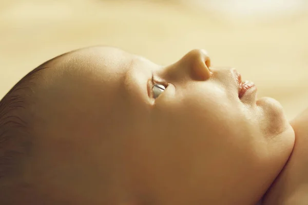 Liten pojke spädbarn — Stockfoto