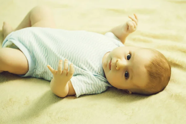Lindo bebé niño en mamada — Foto de Stock