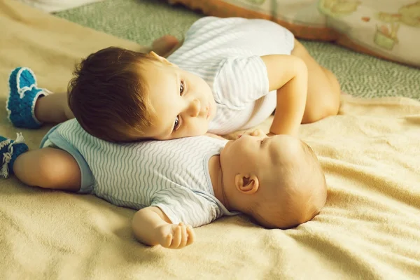 Dos hermanos yacen juntos — Foto de Stock