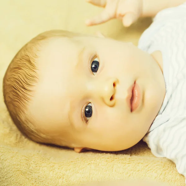 Niedlicher kleiner Junge im Strampler — Stockfoto