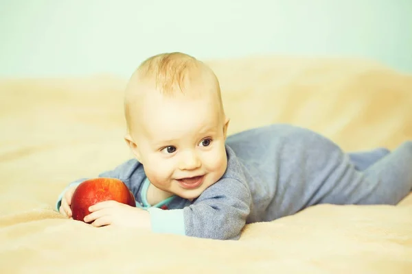 Маленький щасливий хлопчик з червоним яблуком — стокове фото