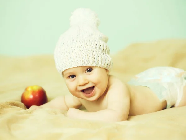 Little boy in white hat with apple — Stock Photo, Image