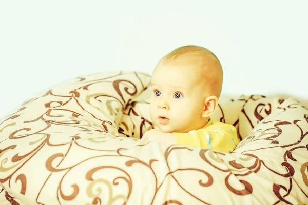 毛布の小さな男の子 — ストック写真